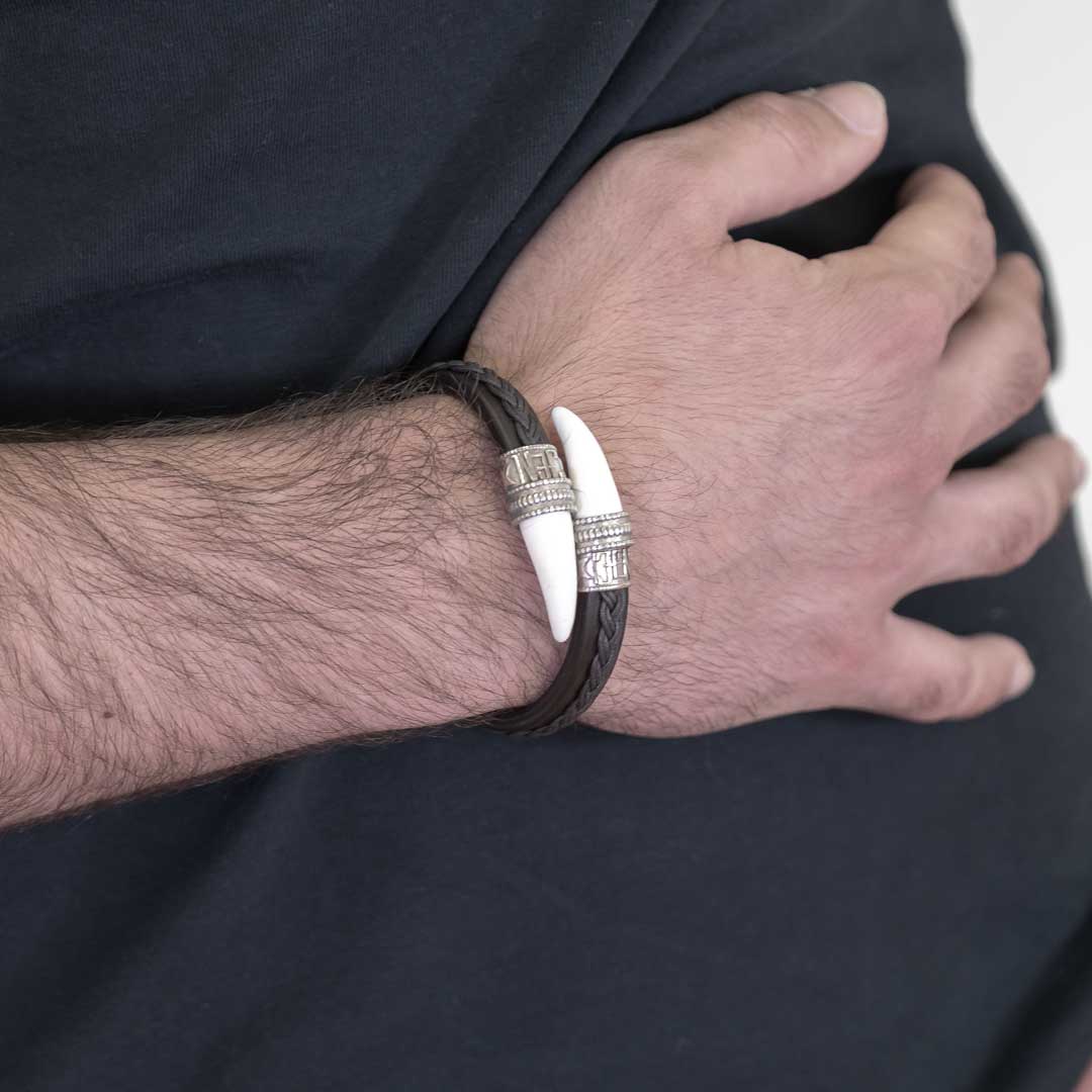Pulsera cuero colmillos León