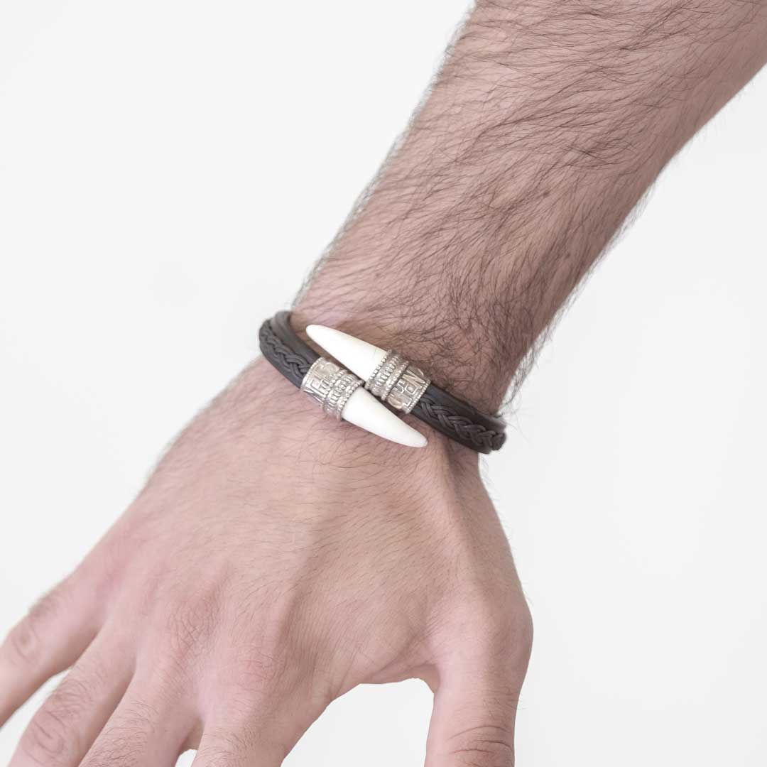 Pulsera cuero colmillos León