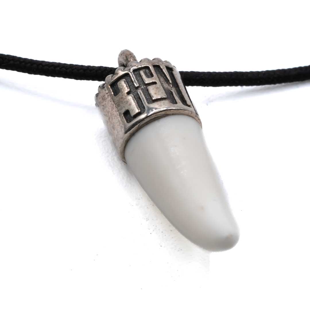 Colgante hilo de cuero Colmillo