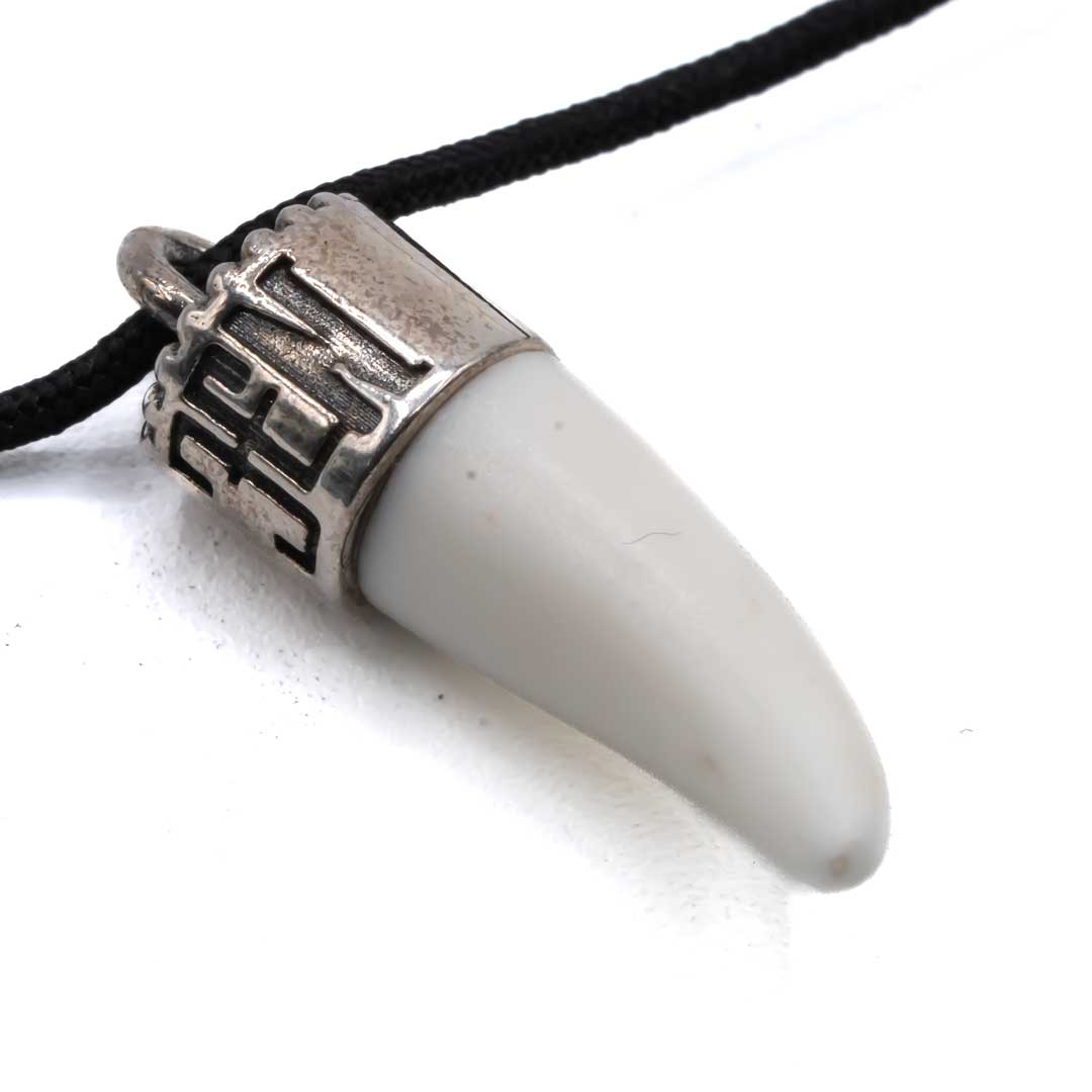Colgante hilo de cuero Colmillo