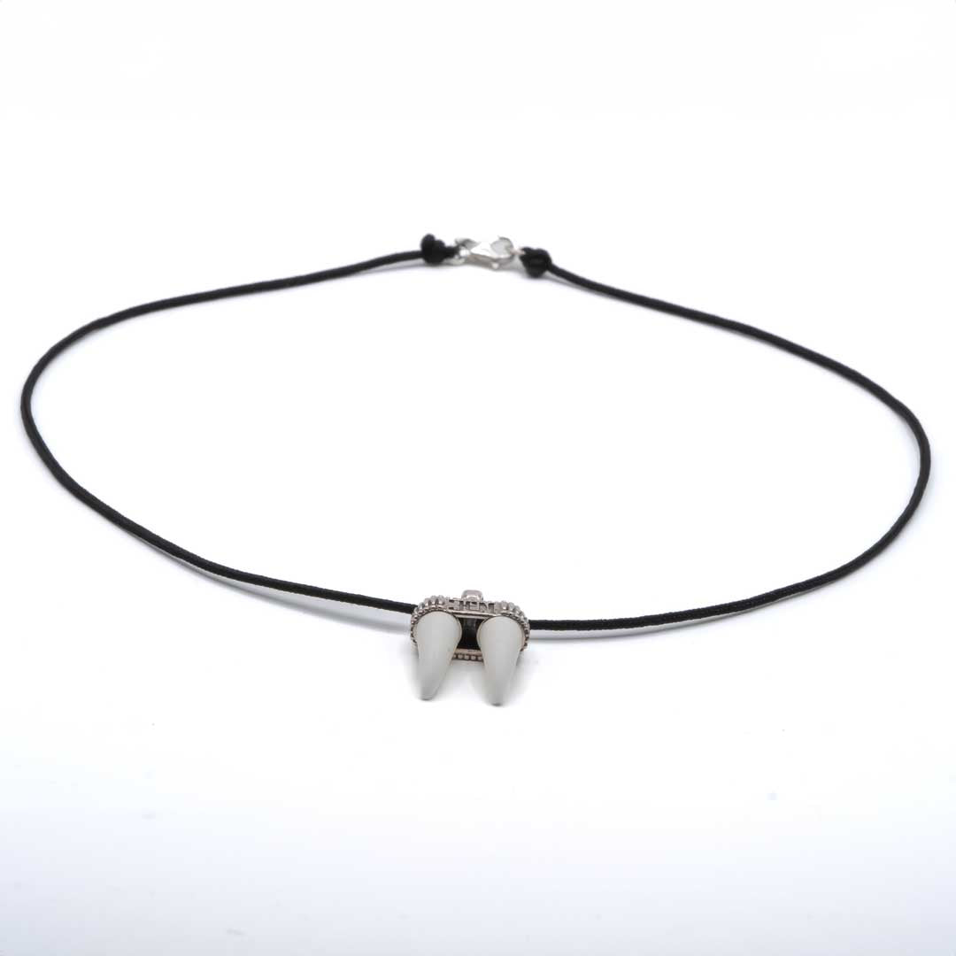 Colgante hilo de cuero doble Colmillo