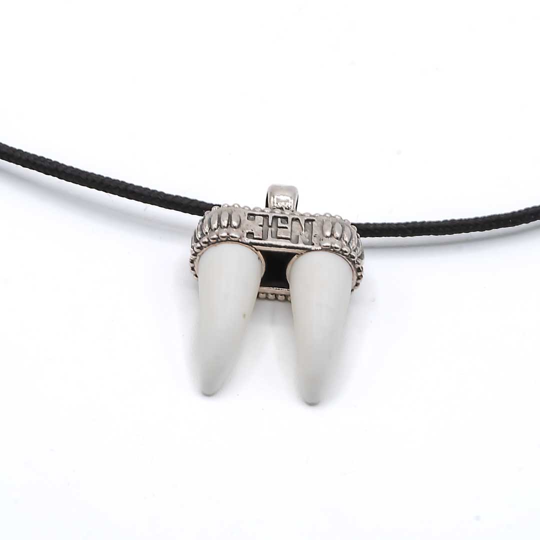 Colgante hilo de cuero doble Colmillo