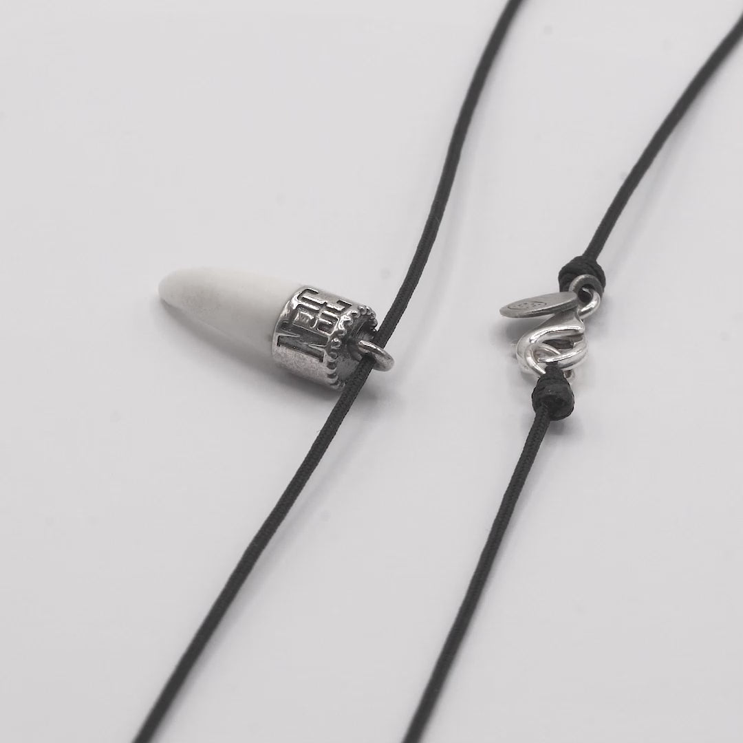 Colgante hilo de cuero Colmillo