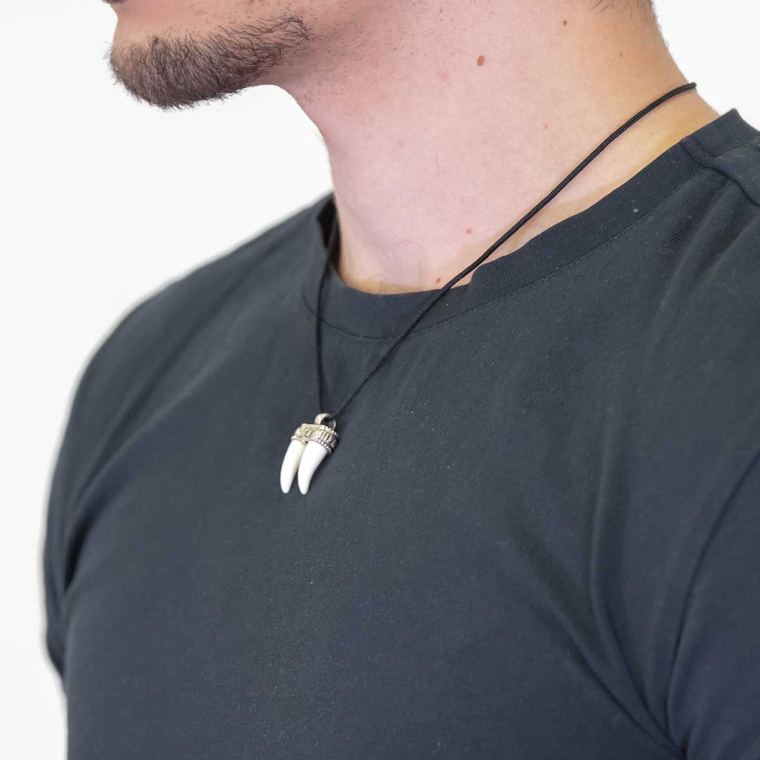 Colgante hilo de cuero doble Colmillo