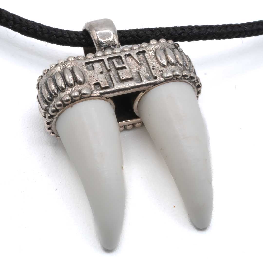 Colgante hilo de cuero doble Colmillo